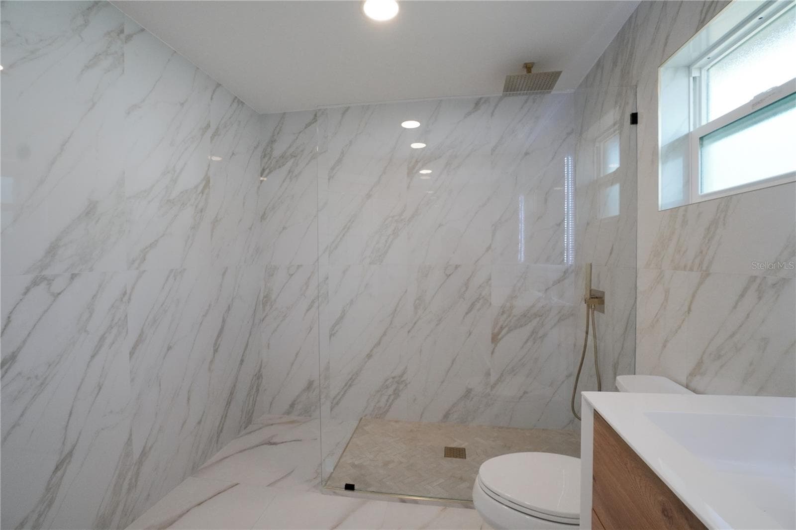Shower - 1461 ROYAL RD, VENICE