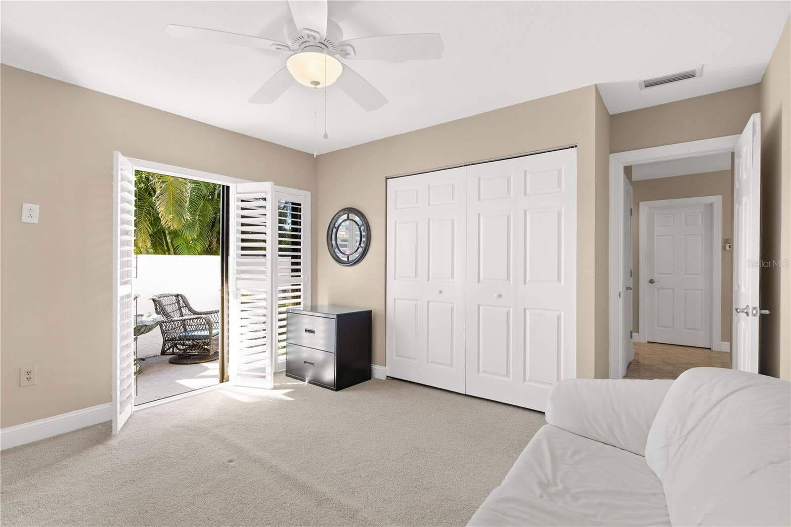 Bedroom 2 with Sliding Glass Doors onto Private Courtyard - 3111 HEATHERWOOD LN, SARASOTA