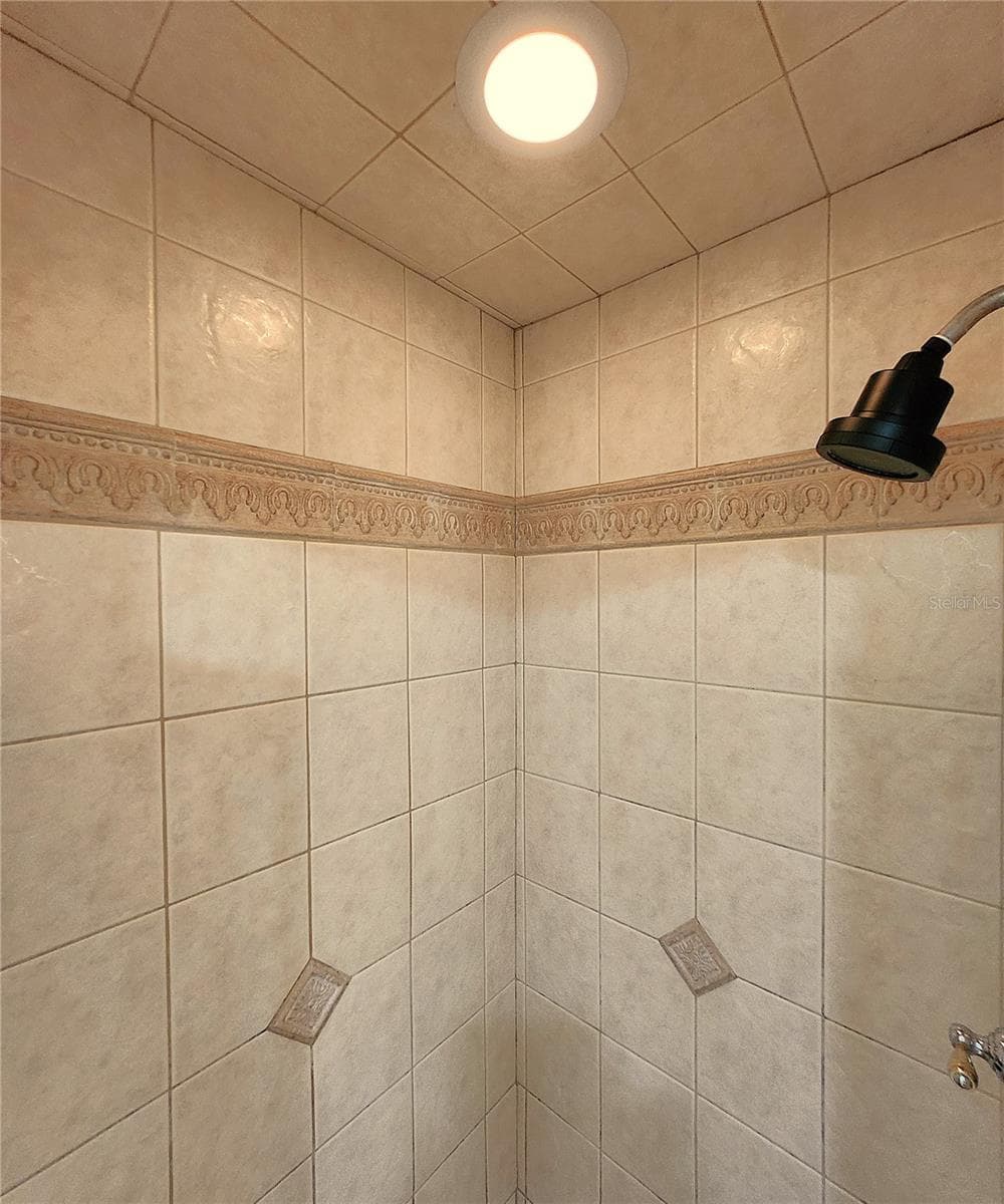 Master Walk-in shower - 3143 LOCKWOOD TER, SARASOTA