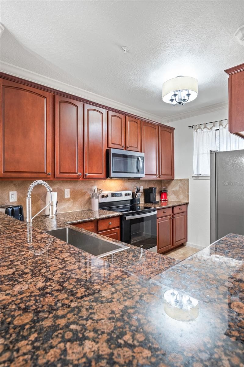 Granite countertops with farm sink - 912 CHARO PKWY #232, DAVENPORT