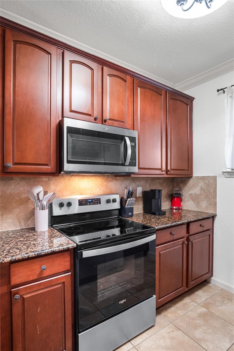 Stainless steel appliances - 912 CHARO PKWY #232, DAVENPORT