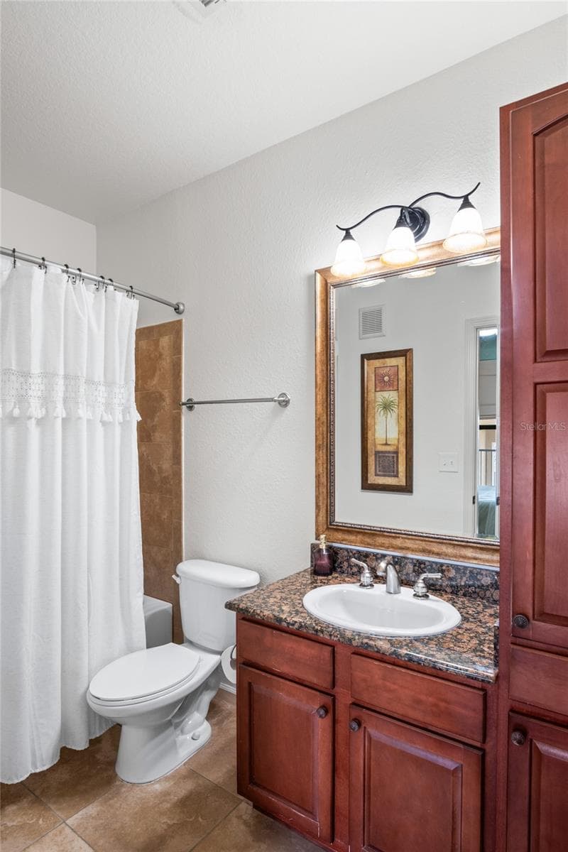 En suite bathroom for room 1 - 912 CHARO PKWY #232, DAVENPORT