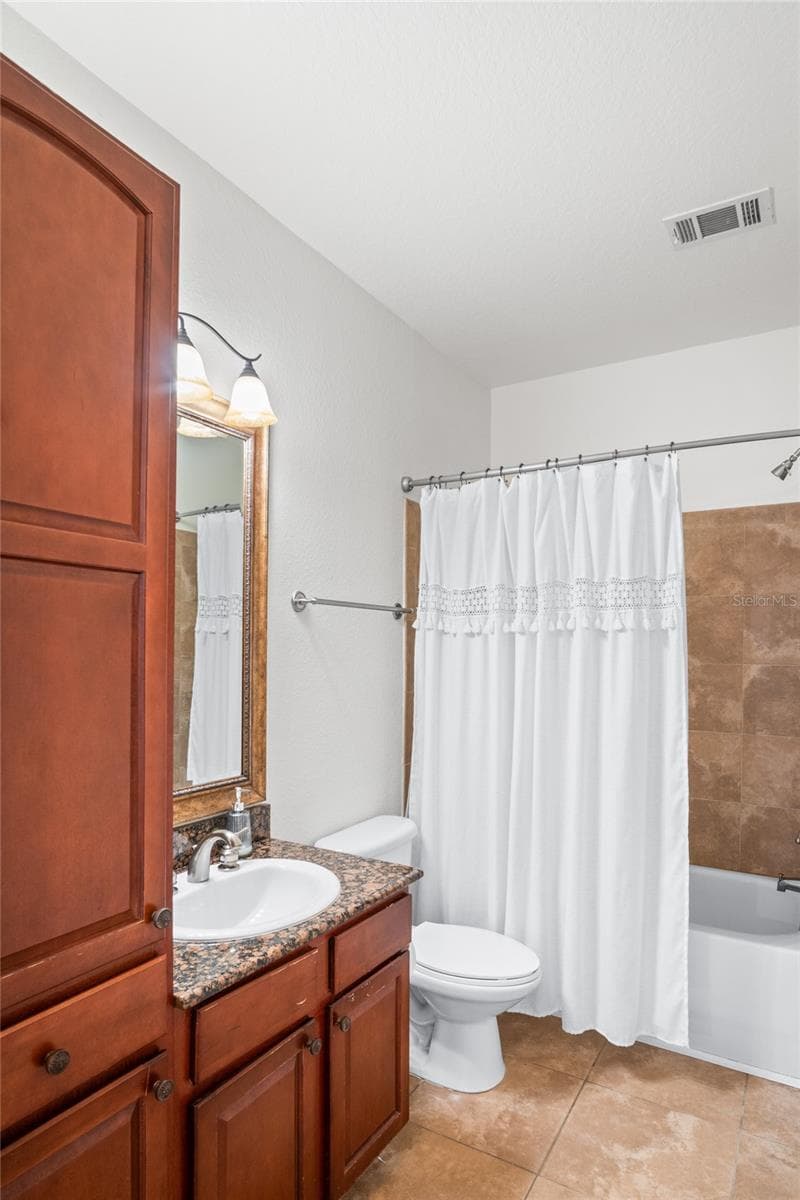 Guest bathroom - 912 CHARO PKWY #232, DAVENPORT