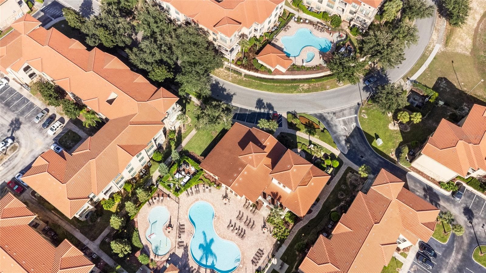Aerial view of the complex and both pools on property - 912 CHARO PKWY #232, DAVENPORT
