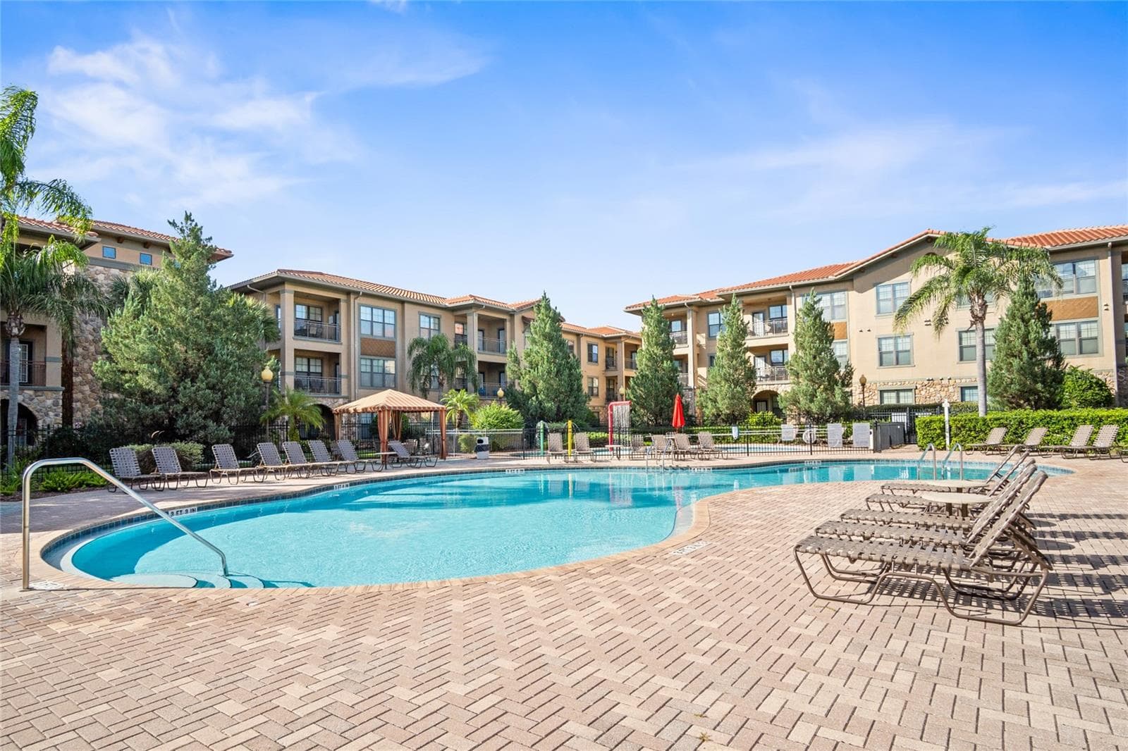 Large community Pool with cabana seating and plenty of loungers - 912 CHARO PKWY #232, DAVENPORT
