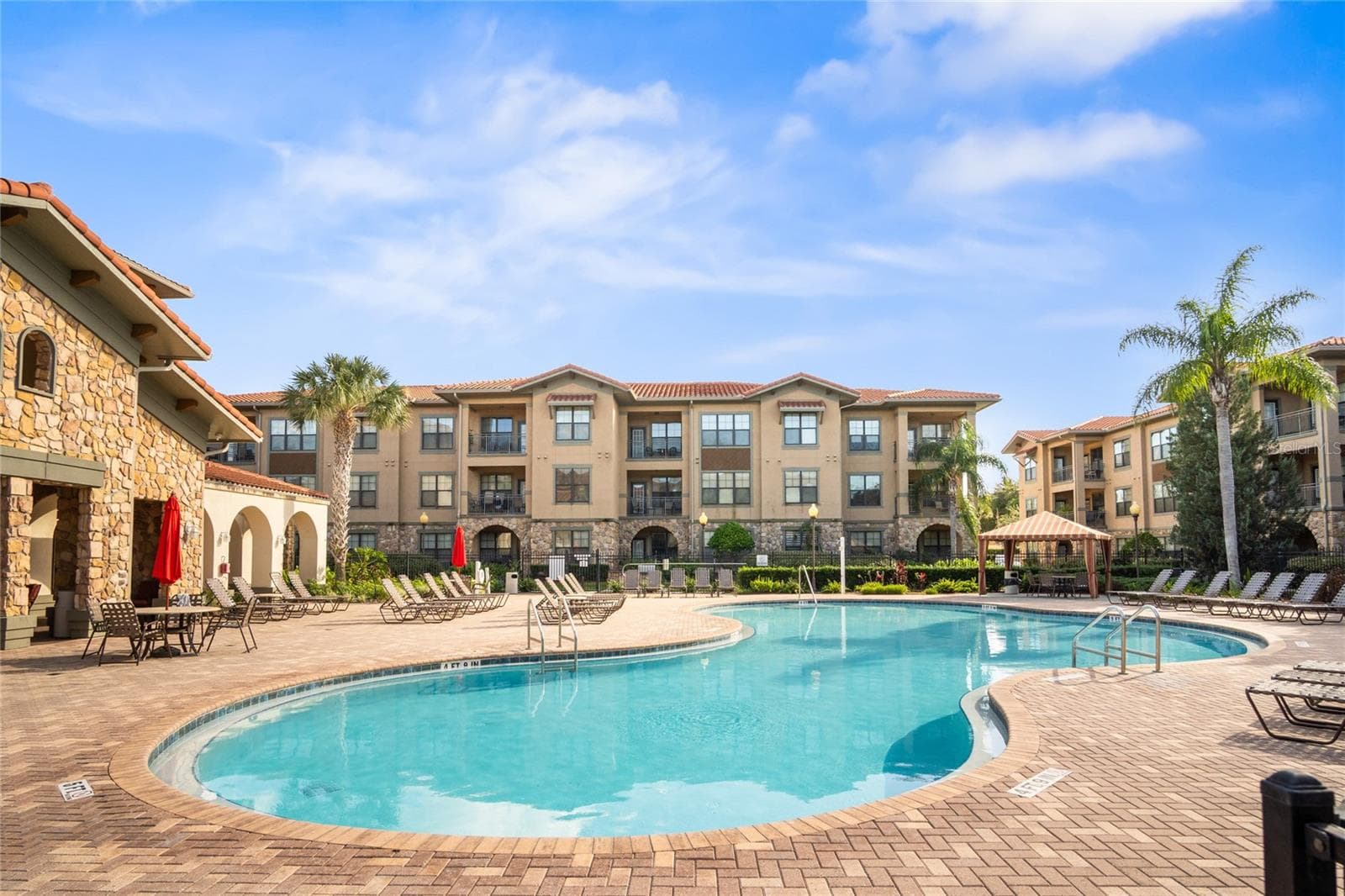 Large community Pool with cabana seating and plenty of loungers - 912 CHARO PKWY #232, DAVENPORT