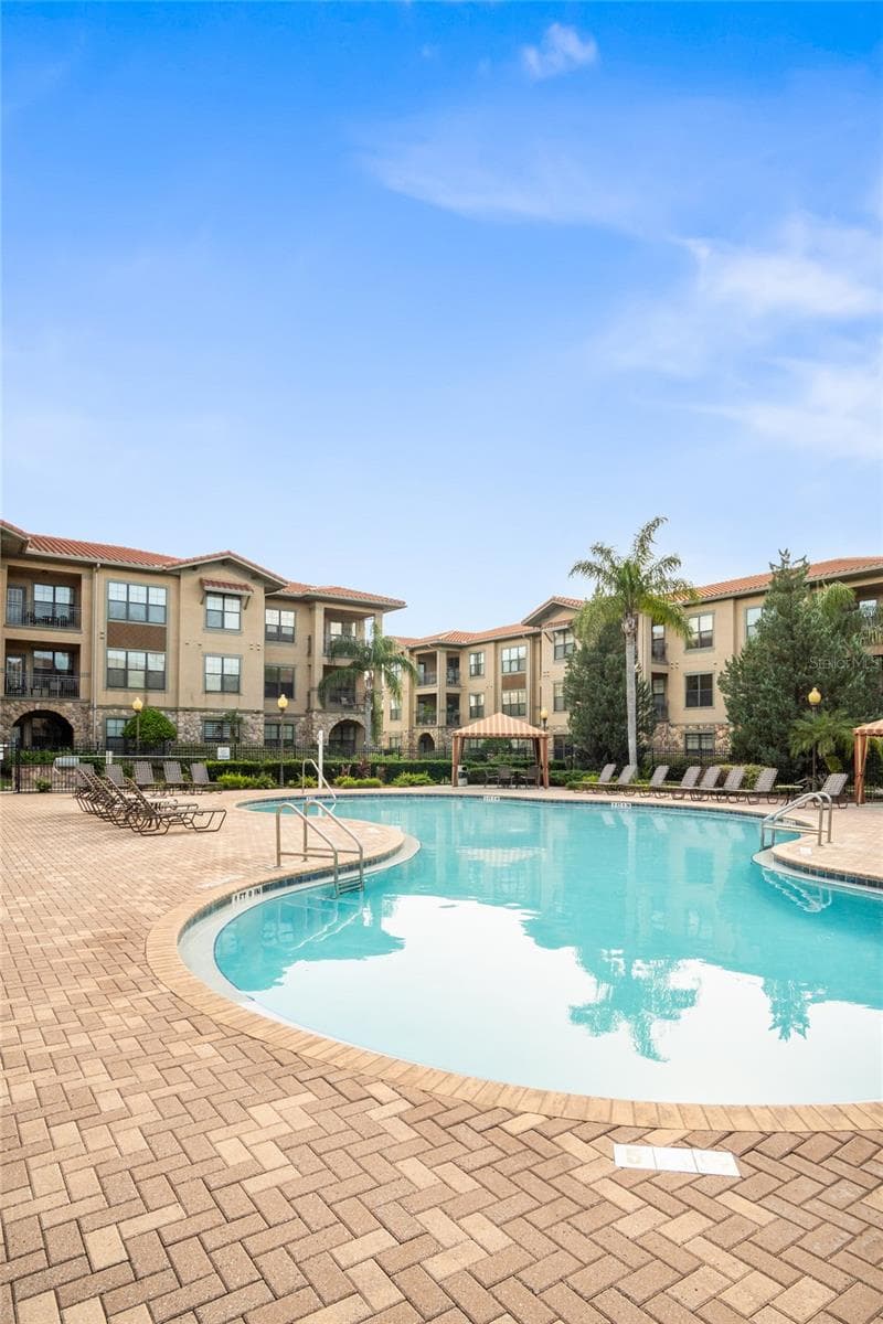 Large community Pool with cabana seating and plenty of loungers - 912 CHARO PKWY #232, DAVENPORT