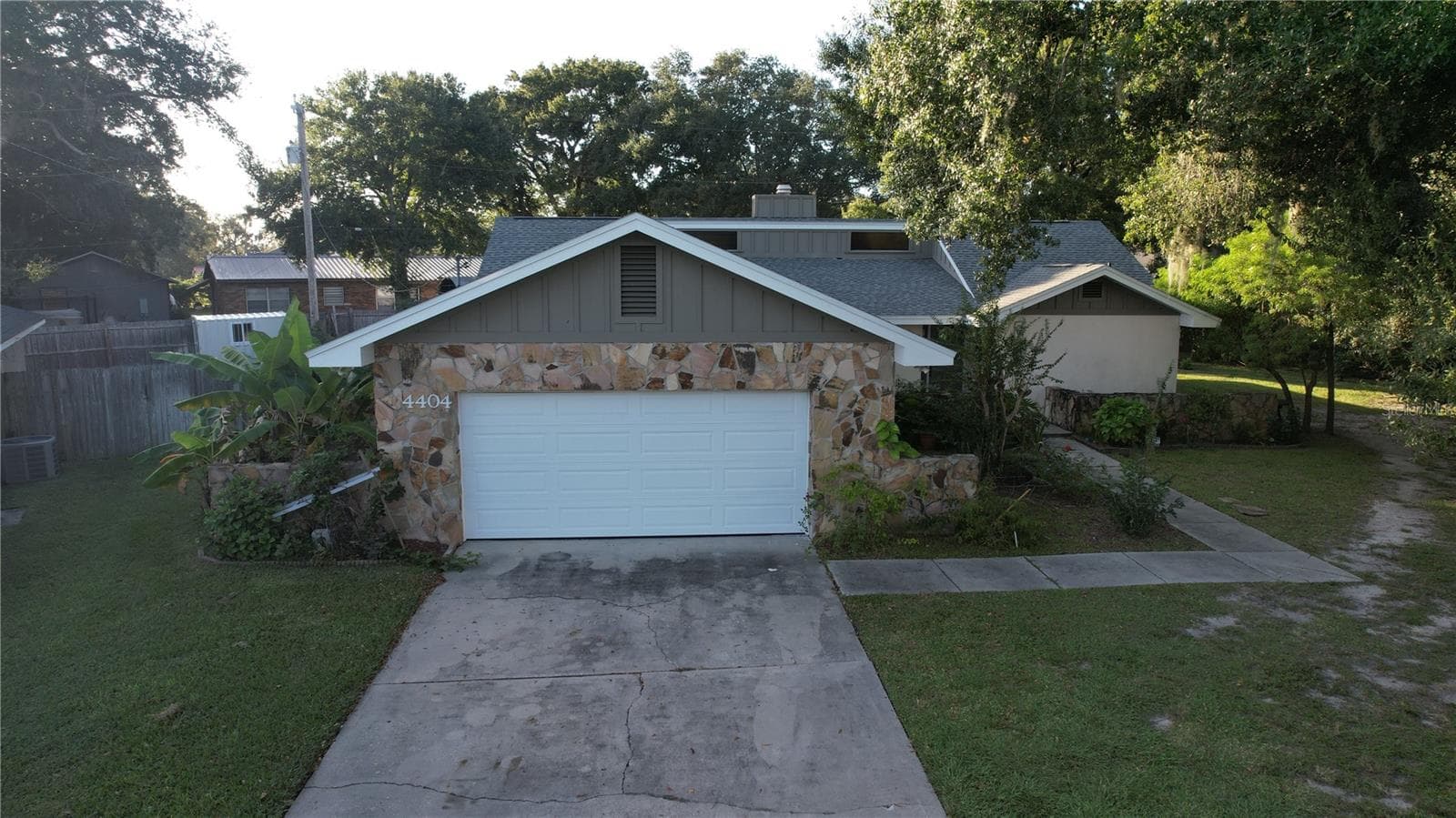 Single Family Residence at 4404 S LAUREL POINTE DR, LAKELAND, photo 2 of 43