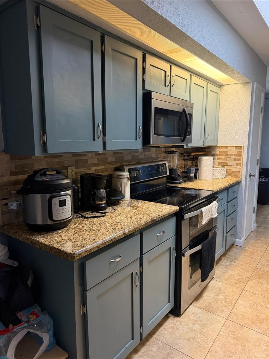 Single Family Residence at 4404 S LAUREL POINTE DR, LAKELAND, photo 11 of 43