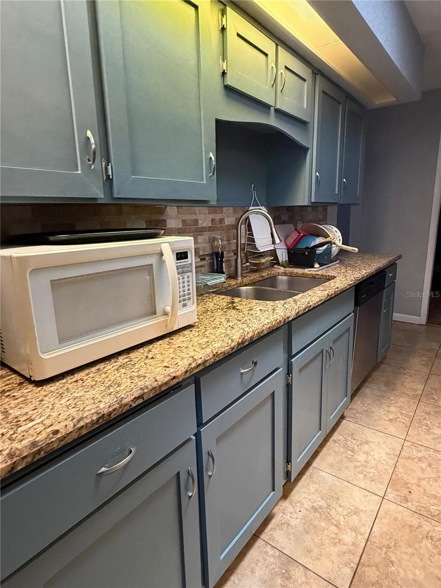 Single Family Residence at 4404 S LAUREL POINTE DR, LAKELAND, photo 14 of 43