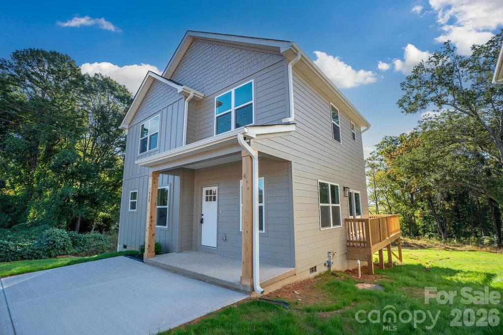 Single Family Residence at 1429 10th Avenue SW, Hickory, photo 3 of 22