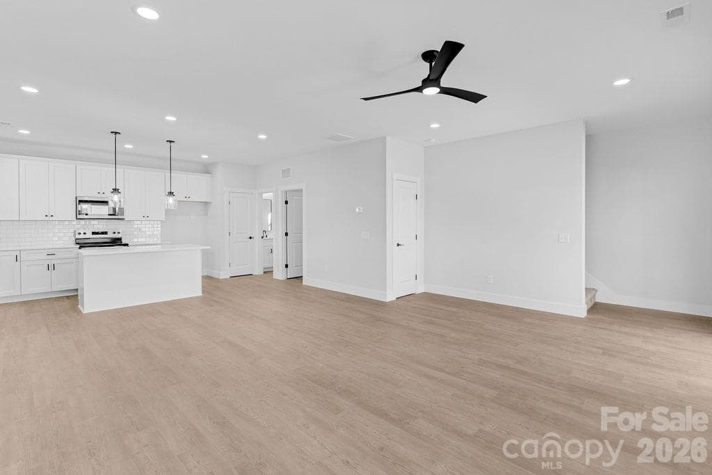 Single Family Residence at 1429 10th Avenue SW, Hickory, photo 4 of 22