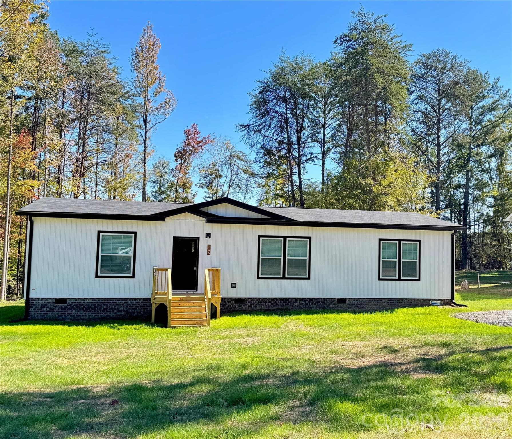 spacious front yard - 105 Cottontail Lane, Statesville