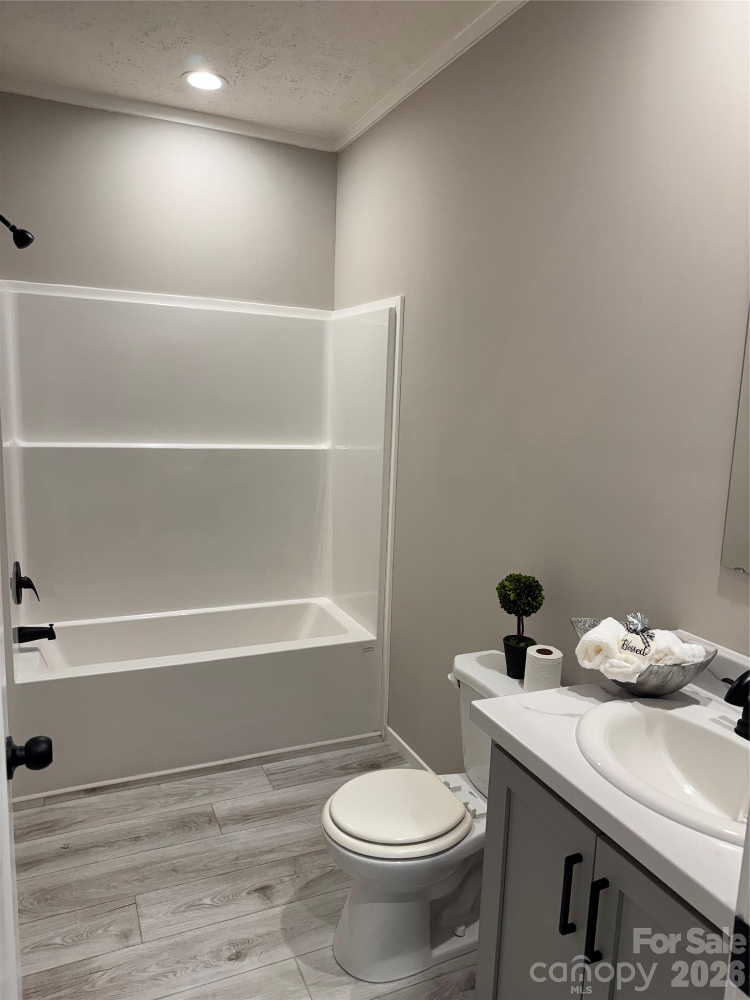 guest bathroom - 105 Cottontail Lane, Statesville