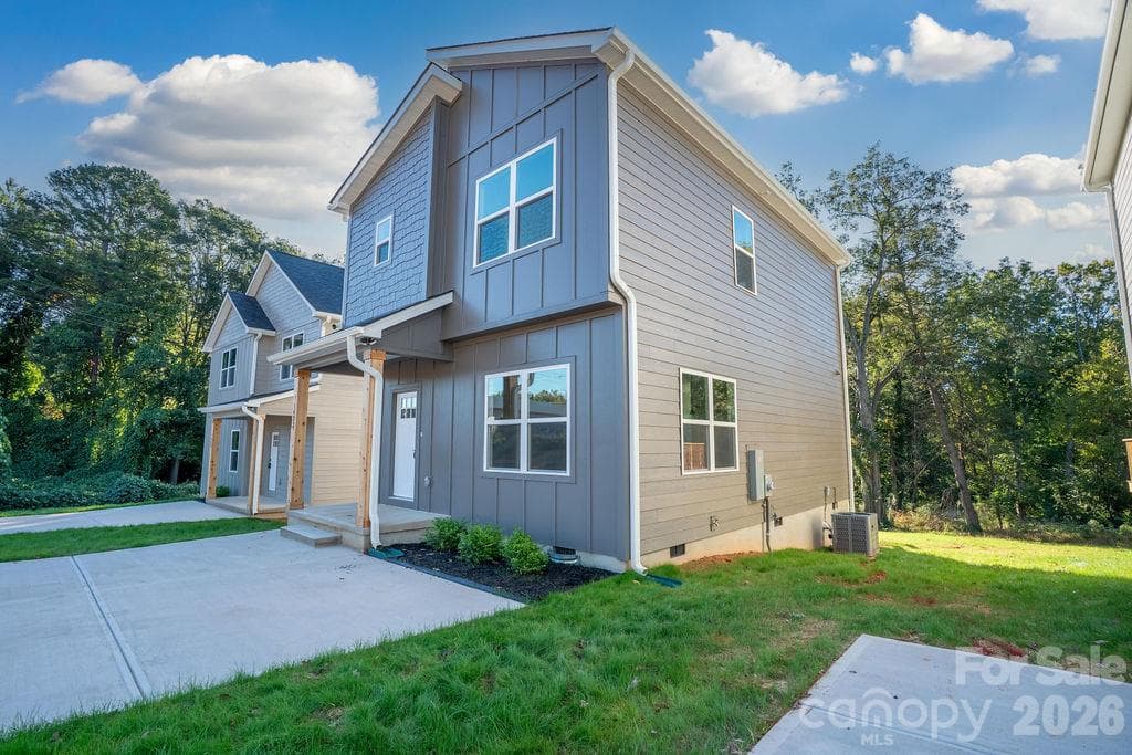 Single Family Residence at 1433 10th Avenue SW, Hickory, photo 3 of 29