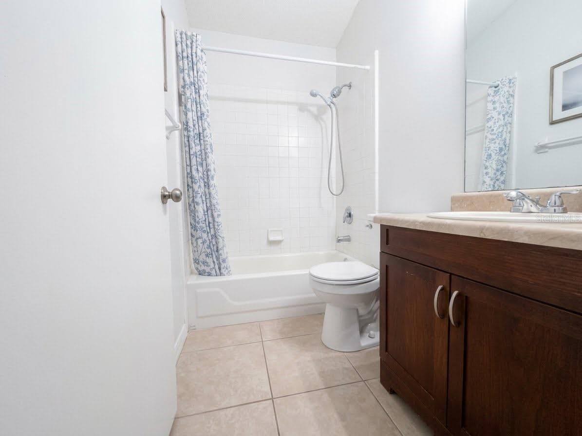 Hallway bathroom - 989 HAMLET CT, MAITLAND