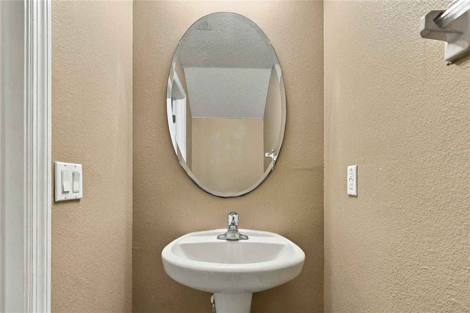 1st Floor Half Bathroom - 3897 SILVERBELL LOOP, OVIEDO