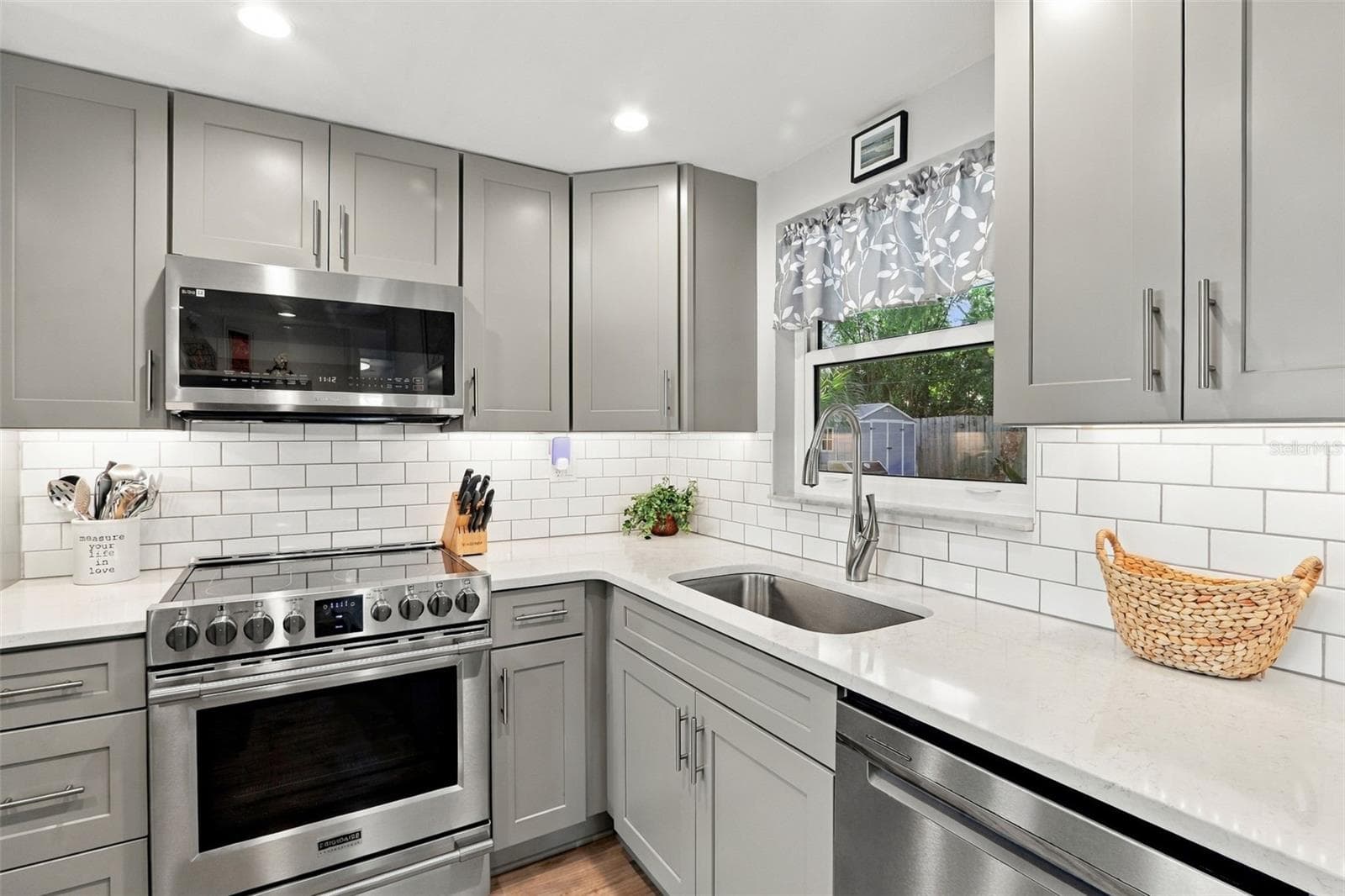 Single Family Residence at 945 HORIZON RD, VENICE, photo 16 of 24