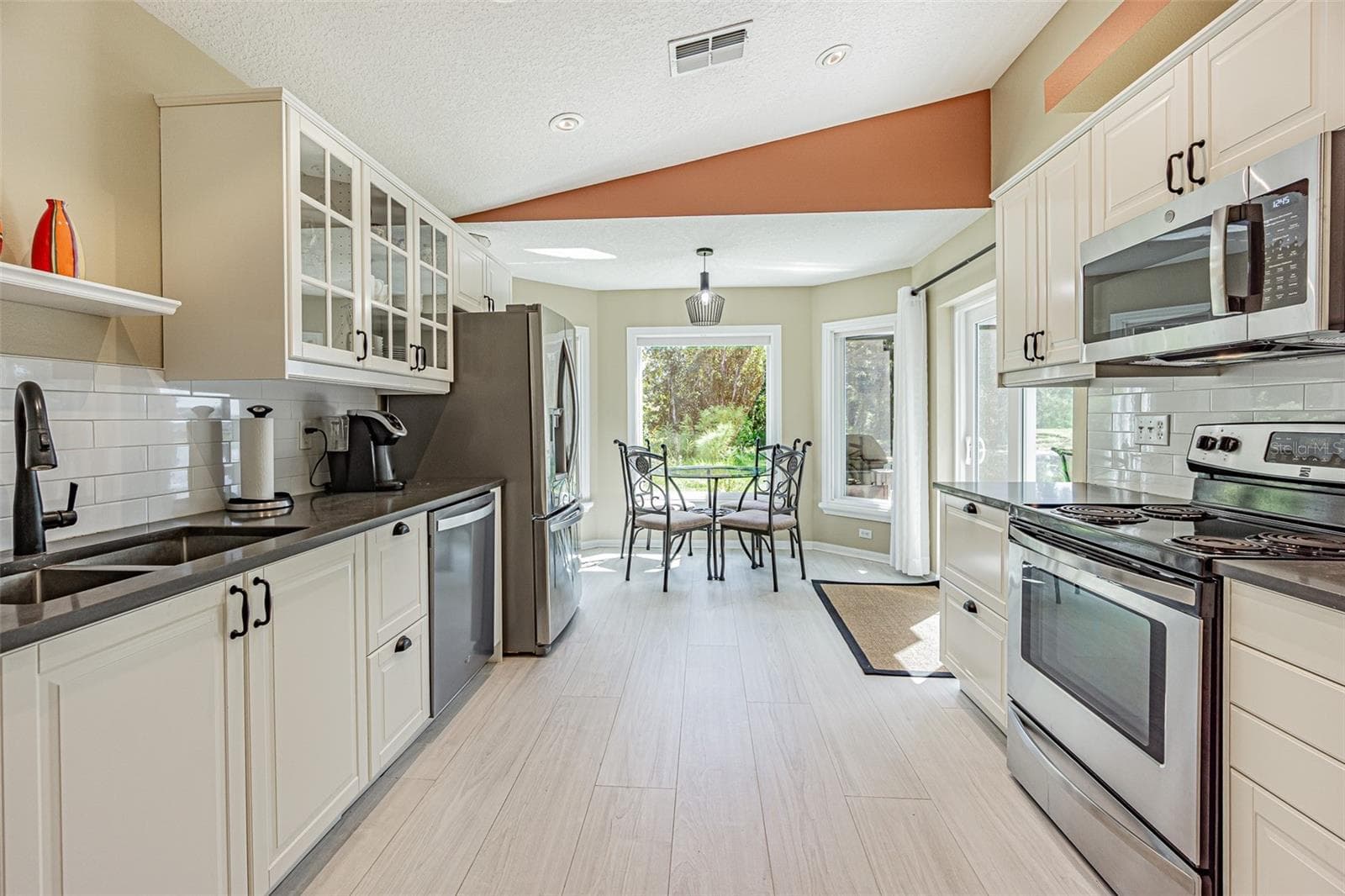 Light, bright CUSTOM GALLEY kitchen! - 11020 JENKINS CT, SAN ANTONIO