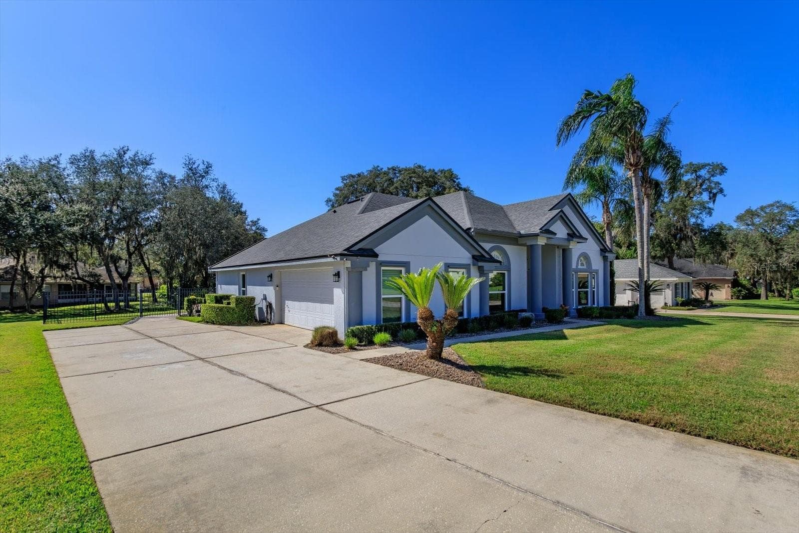 Side entry garage with long driveway for lots of extra parking - 6887 HIDDEN GLADE PL, SANFORD