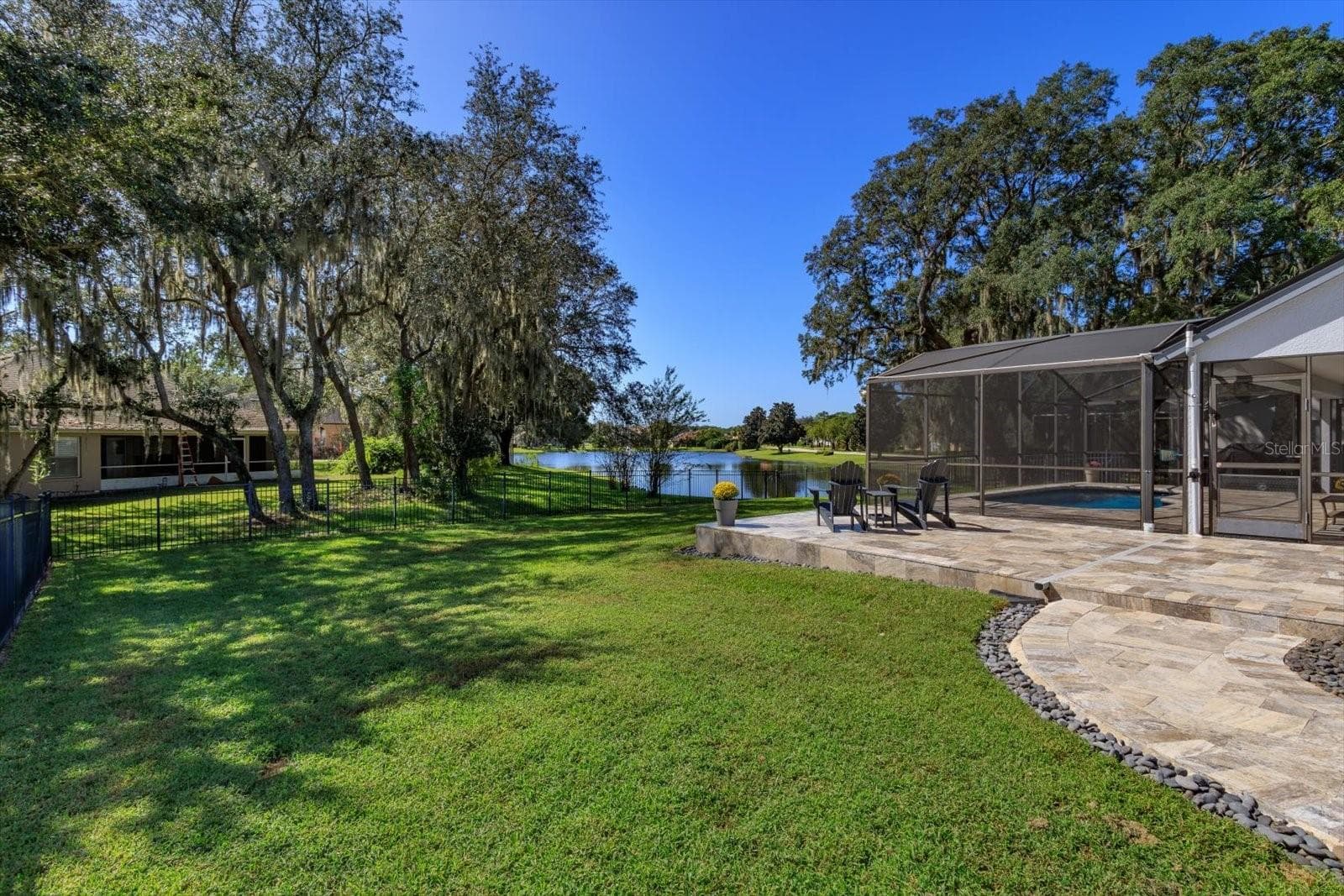Spacious side yard with travertine patio and walkway to front - 6887 HIDDEN GLADE PL, SANFORD