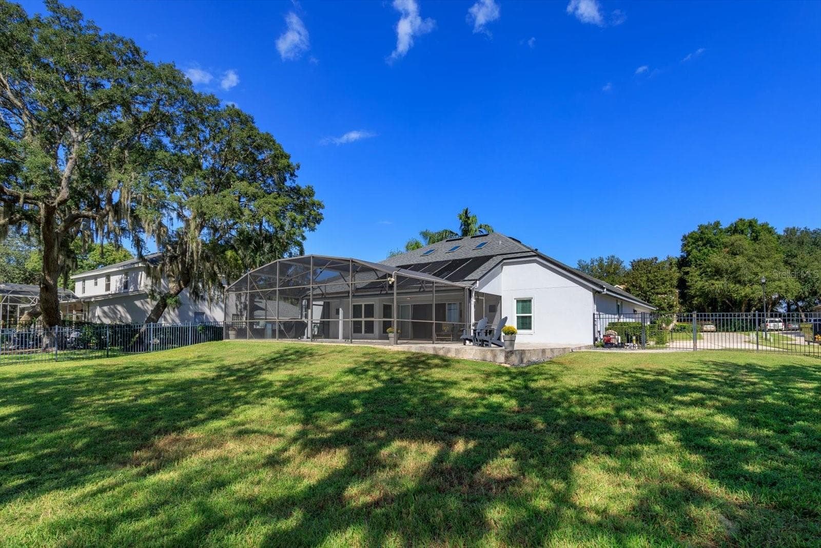 Lot size is 105' x 150' with aluminum fenced backyard - 6887 HIDDEN GLADE PL, SANFORD