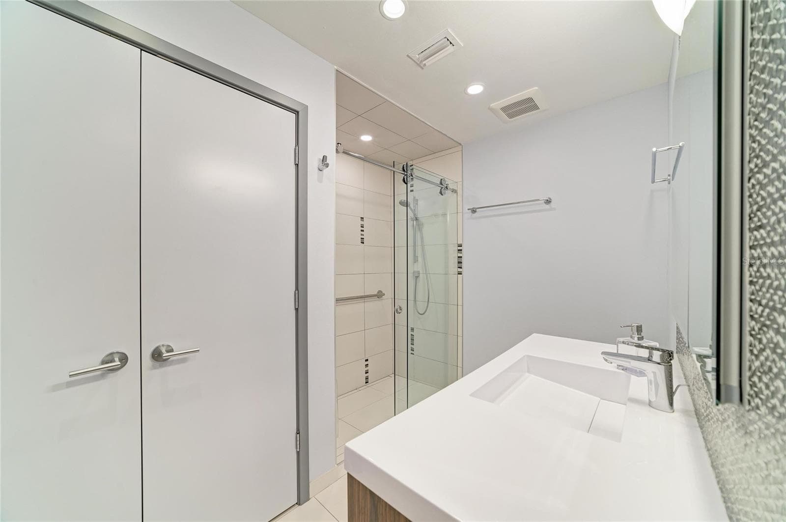 Primary en suite with large closet - 2403 ARBORETUM CIR #29, SARASOTA