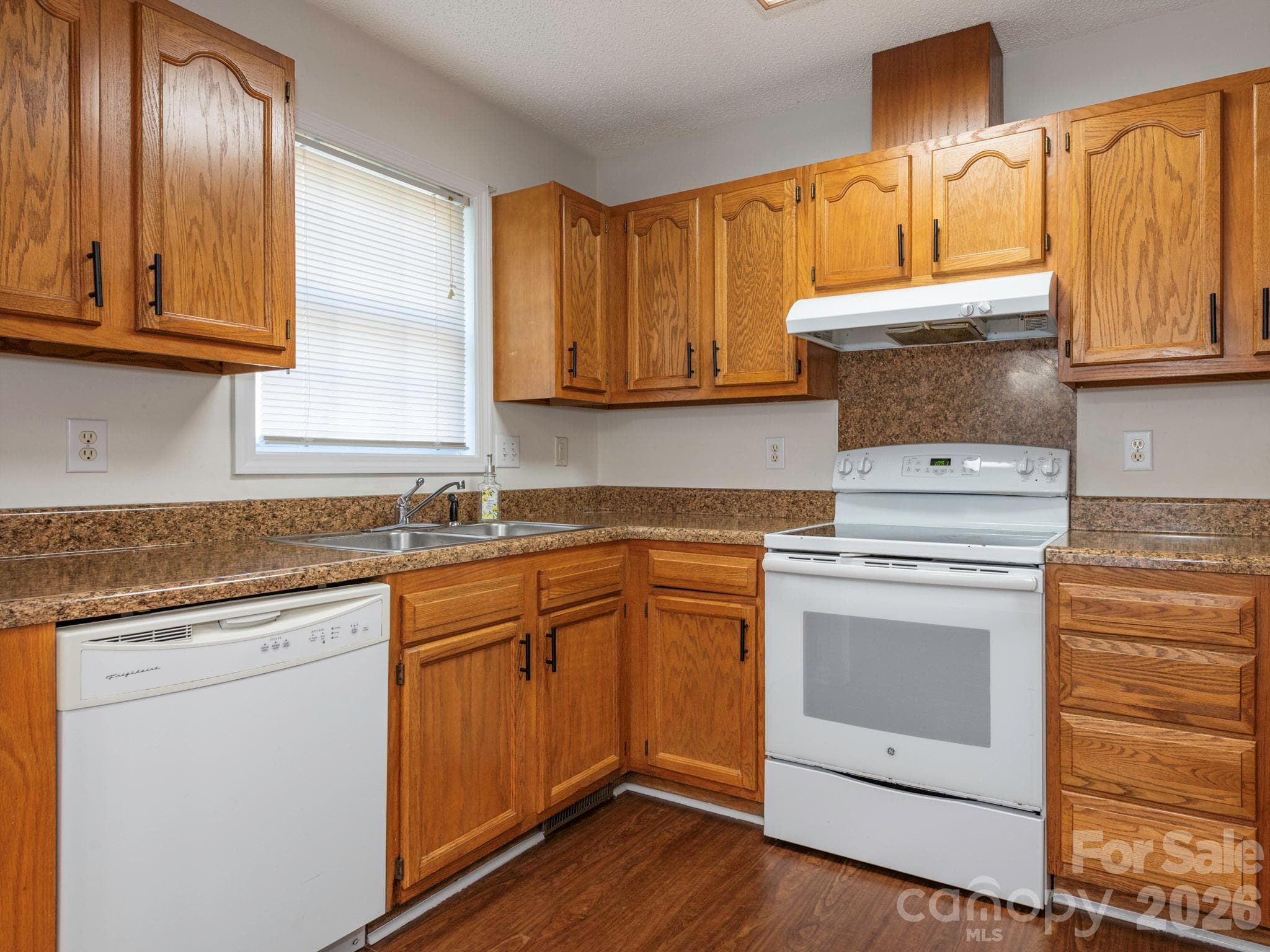 Single Family Residence at 239 Candle Court NW, Concord, photo 8 of 37