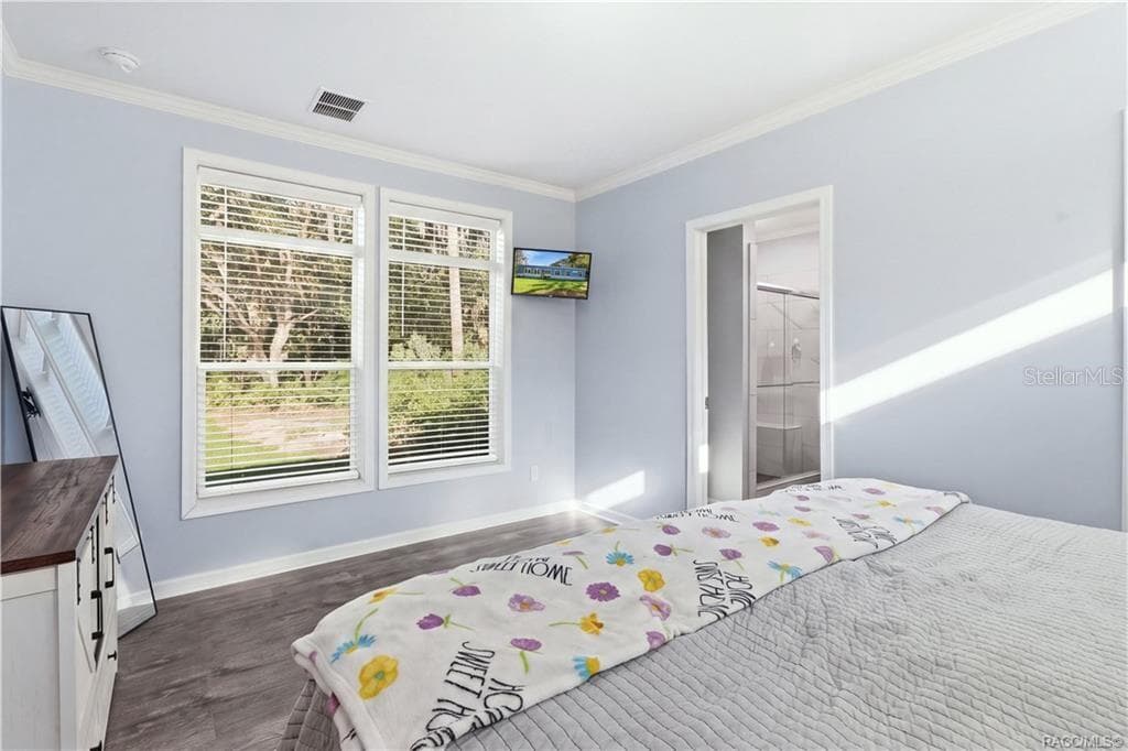 BRIGHT & RELAXING PRIMARY SUITE! Large windows overlook the natural surroundings, while the adjoining PRIVATE BATH offers a convenient WALK-IN SHOWER. - 7528 N CHABAUD TER, CRYSTAL RIVER