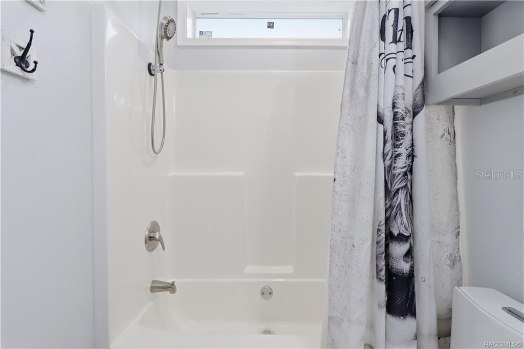 A LITTLE EXTRA COMFORT! The TUB/SHOWER COMBINATION offers a handheld showerhead, natural light from an upper window & a convenient bathing space. - 7528 N CHABAUD TER, CRYSTAL RIVER