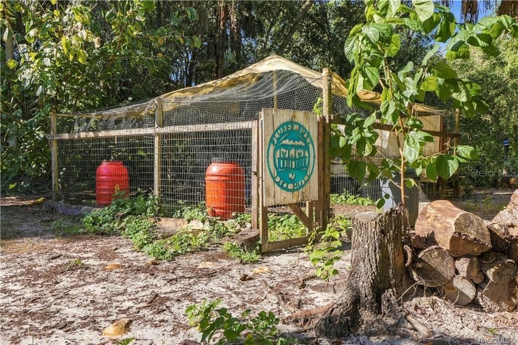 A LITTLE COUNTRY CHARM! This fenced outdoor enclosure offers a dedicated space surrounded by mature trees & natural Florida greenery. - 7528 N CHABAUD TER, CRYSTAL RIVER