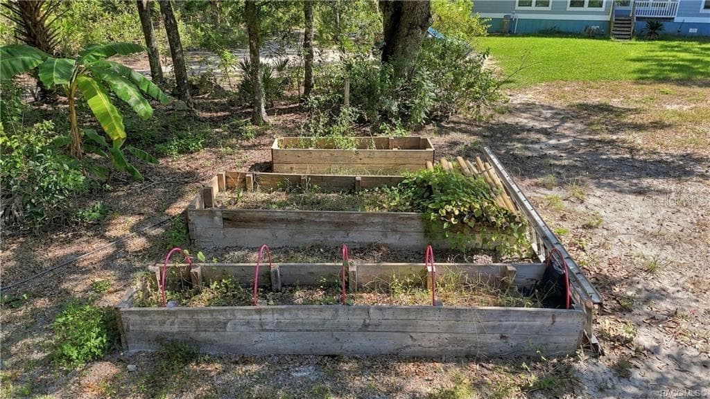 GROW SOMETHING WONDERFUL! Raised wooden garden beds provide a great opportunity to enjoy gardening, grow fresh vegetables, herbs or colorful flowers! - 7528 N CHABAUD TER, CRYSTAL RIVER