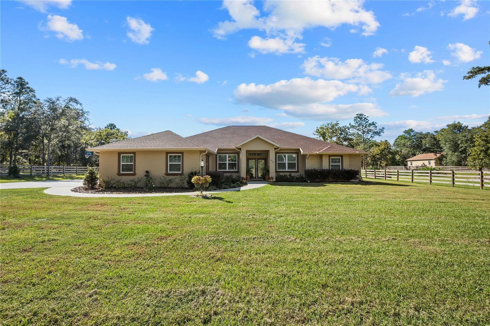 2402 N STAMPEDE DR