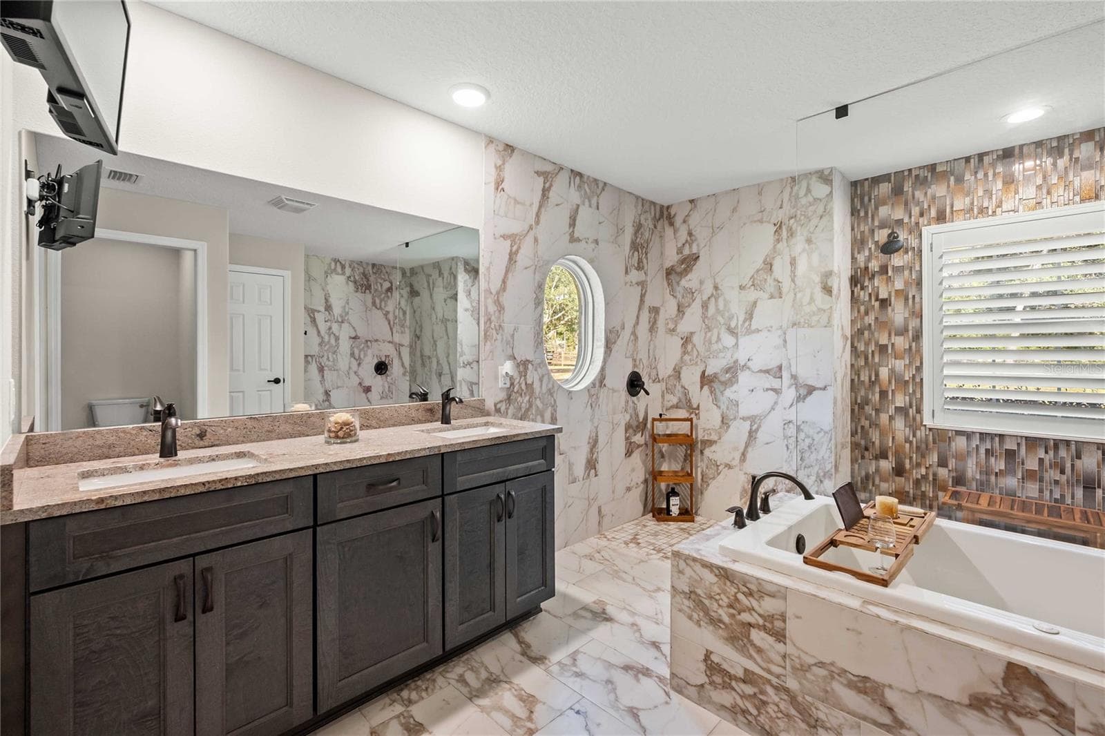 Single Family Residence at 2402 N STAMPEDE DR, BEVERLY HILLS, photo 21 of 44