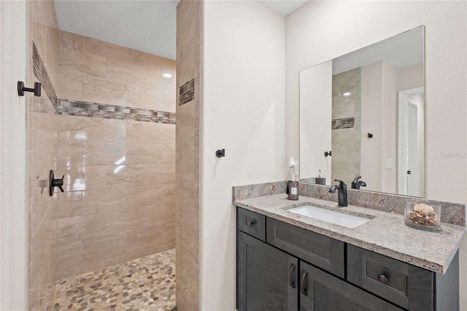 Single Family Residence at 2402 N STAMPEDE DR, BEVERLY HILLS, photo 23 of 44