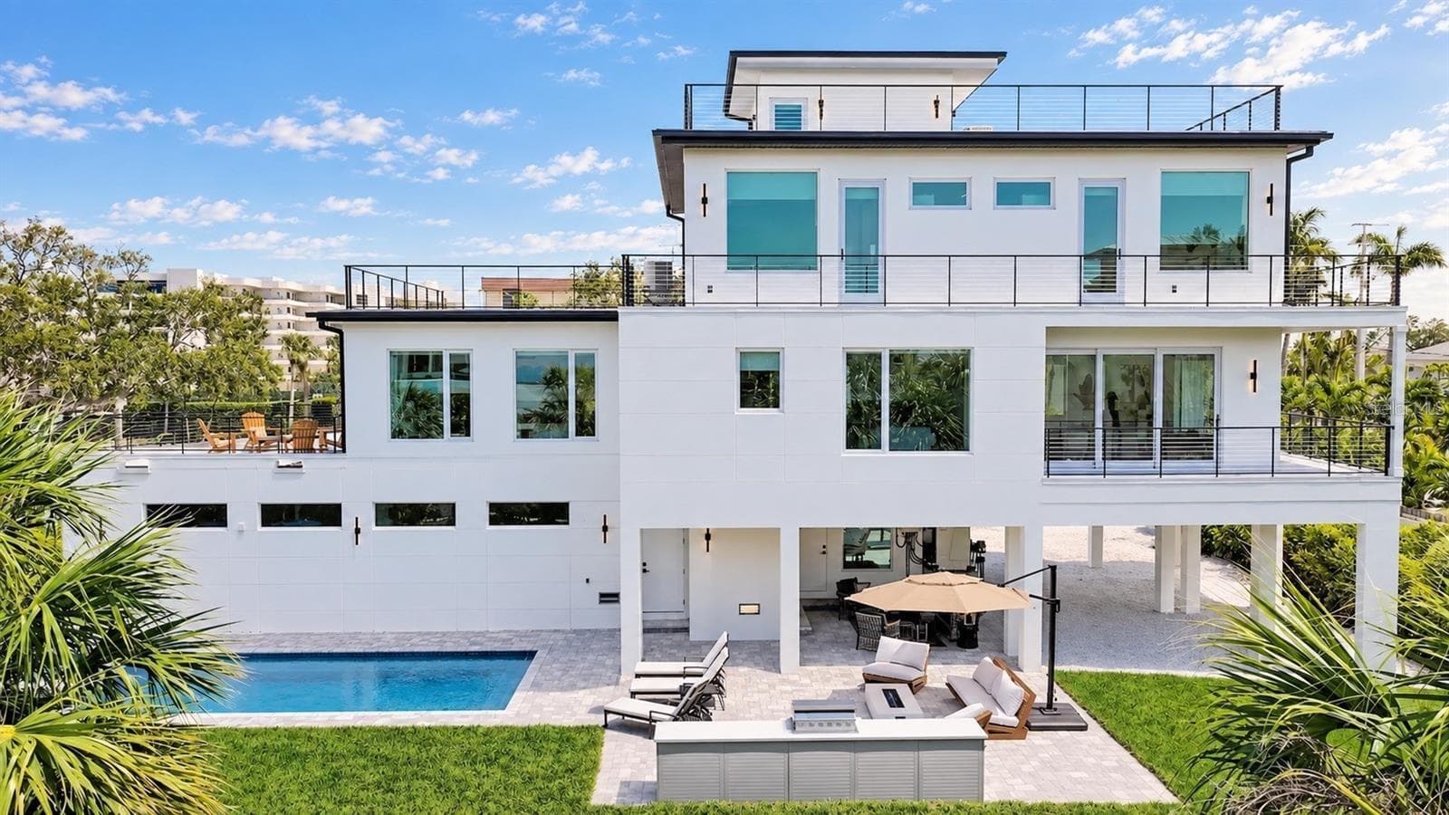 Full outdoor kitchen and heated salt water pool with hot tub spa - 8800 MIDNIGHT PASS RD, SARASOTA