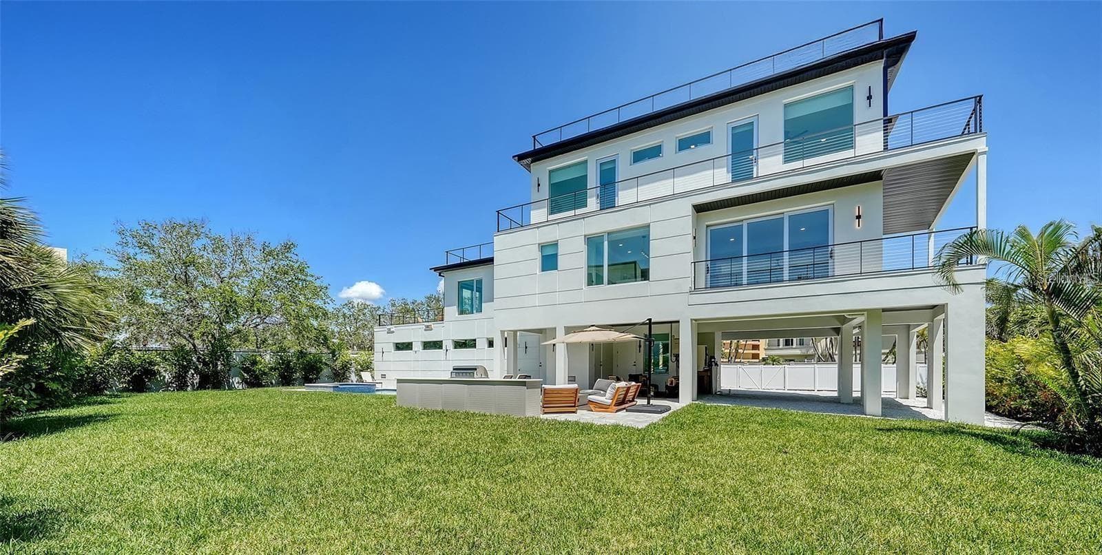 Large backyard - 8800 MIDNIGHT PASS RD, SARASOTA