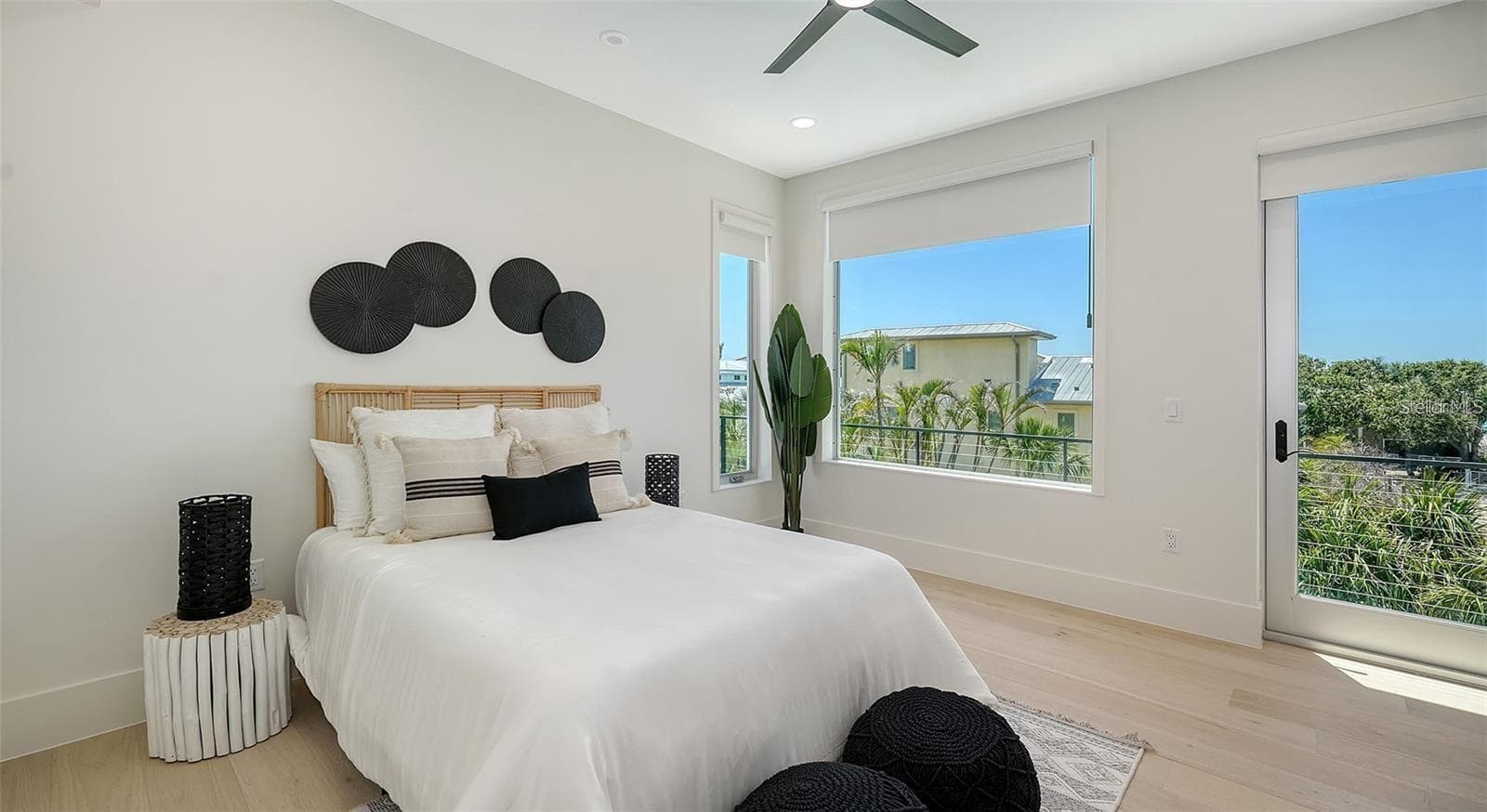 Guest bedroom with access to balcony - 8800 MIDNIGHT PASS RD, SARASOTA