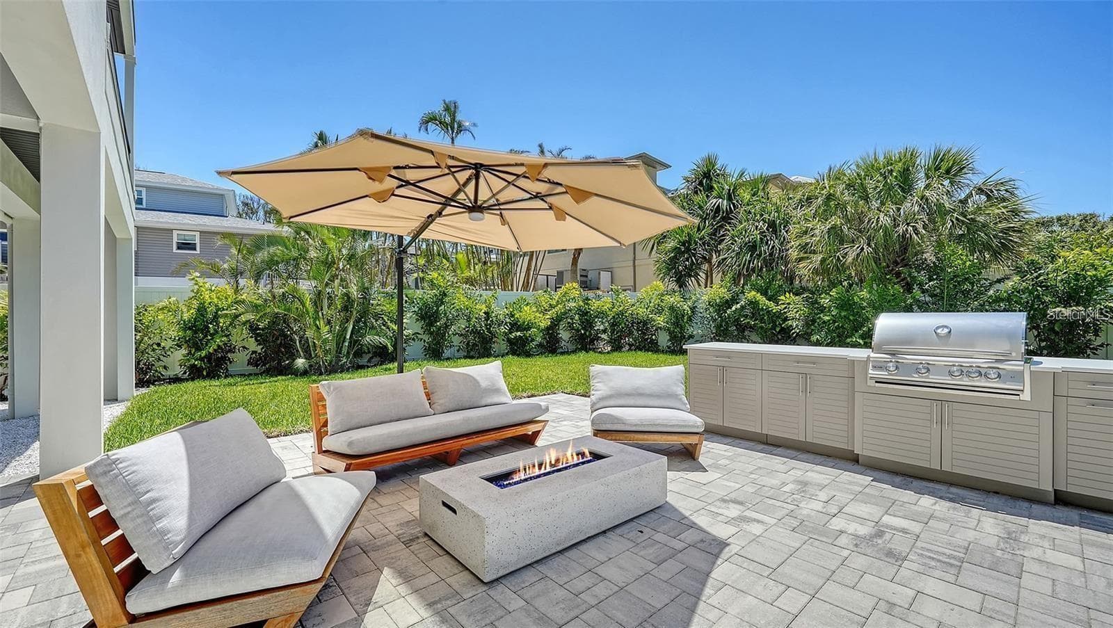 Outdoor kitchen and firepit - 8800 MIDNIGHT PASS RD, SARASOTA