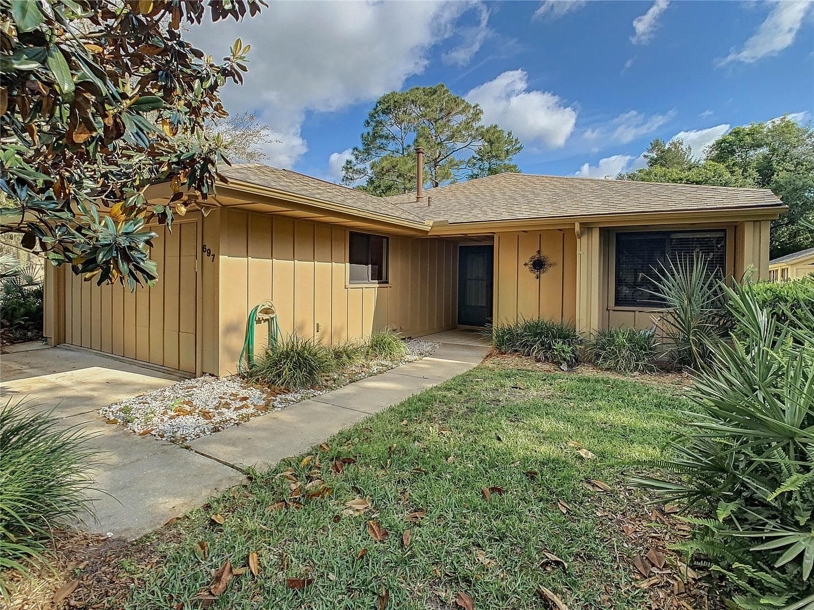 697 SAINT ANDREWS CIR
