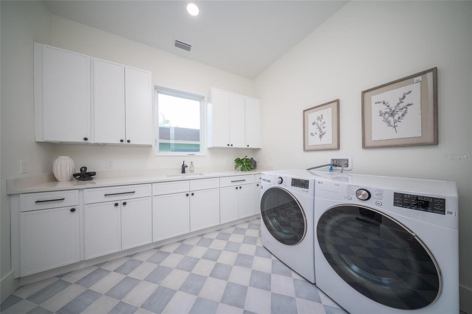 Large downstairs laundry room - 2420 FLOYD ST, SARASOTA