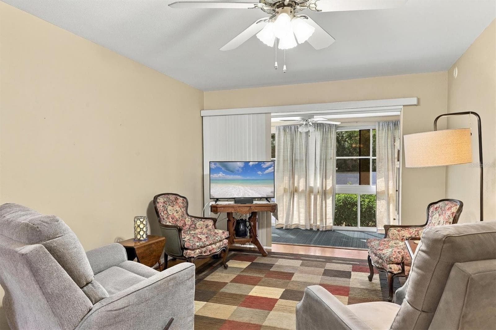 spacious living area - 3950 ROXANE BLVD #3B, SARASOTA