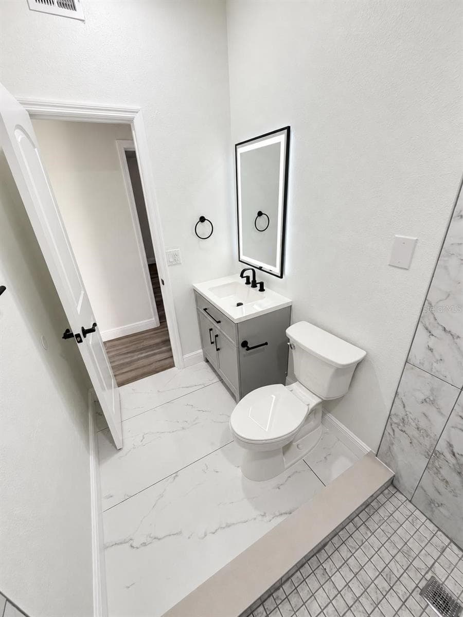 bathroom - 523 E BOYER ST, TARPON SPRINGS