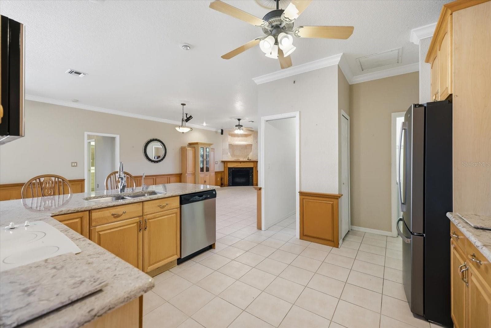 kitchen - 9348 SAN BERNANDINO AVE, ENGLEWOOD