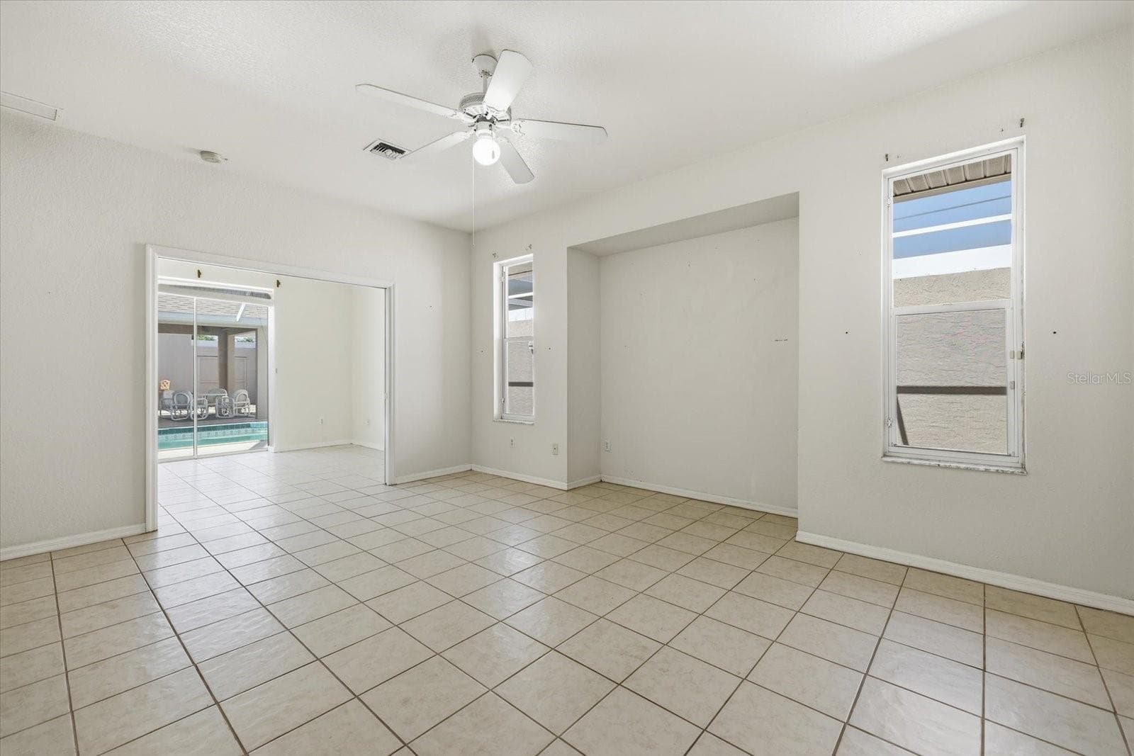 Primary bedroom - 9348 SAN BERNANDINO AVE, ENGLEWOOD