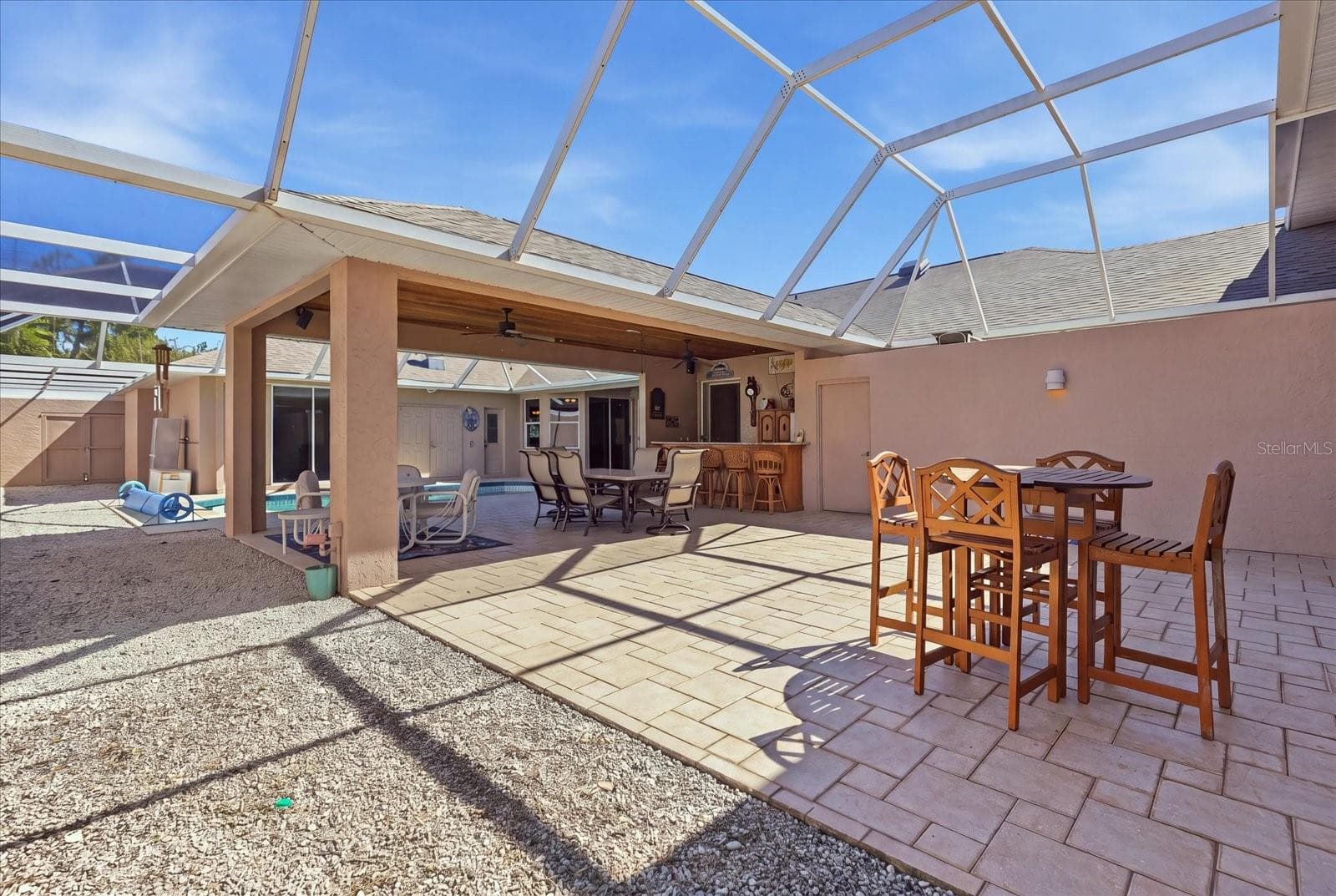 spacious entertaining space - 9348 SAN BERNANDINO AVE, ENGLEWOOD
