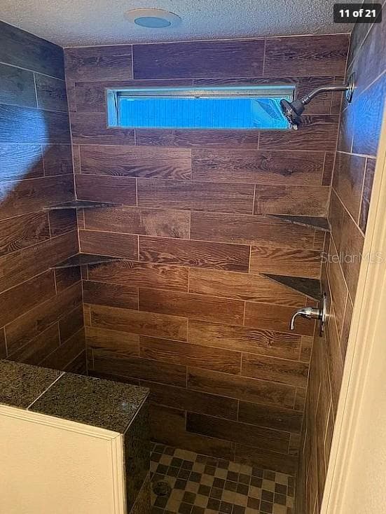 Walk-in Shower - 37740 DEERWOODS DR, EUSTIS