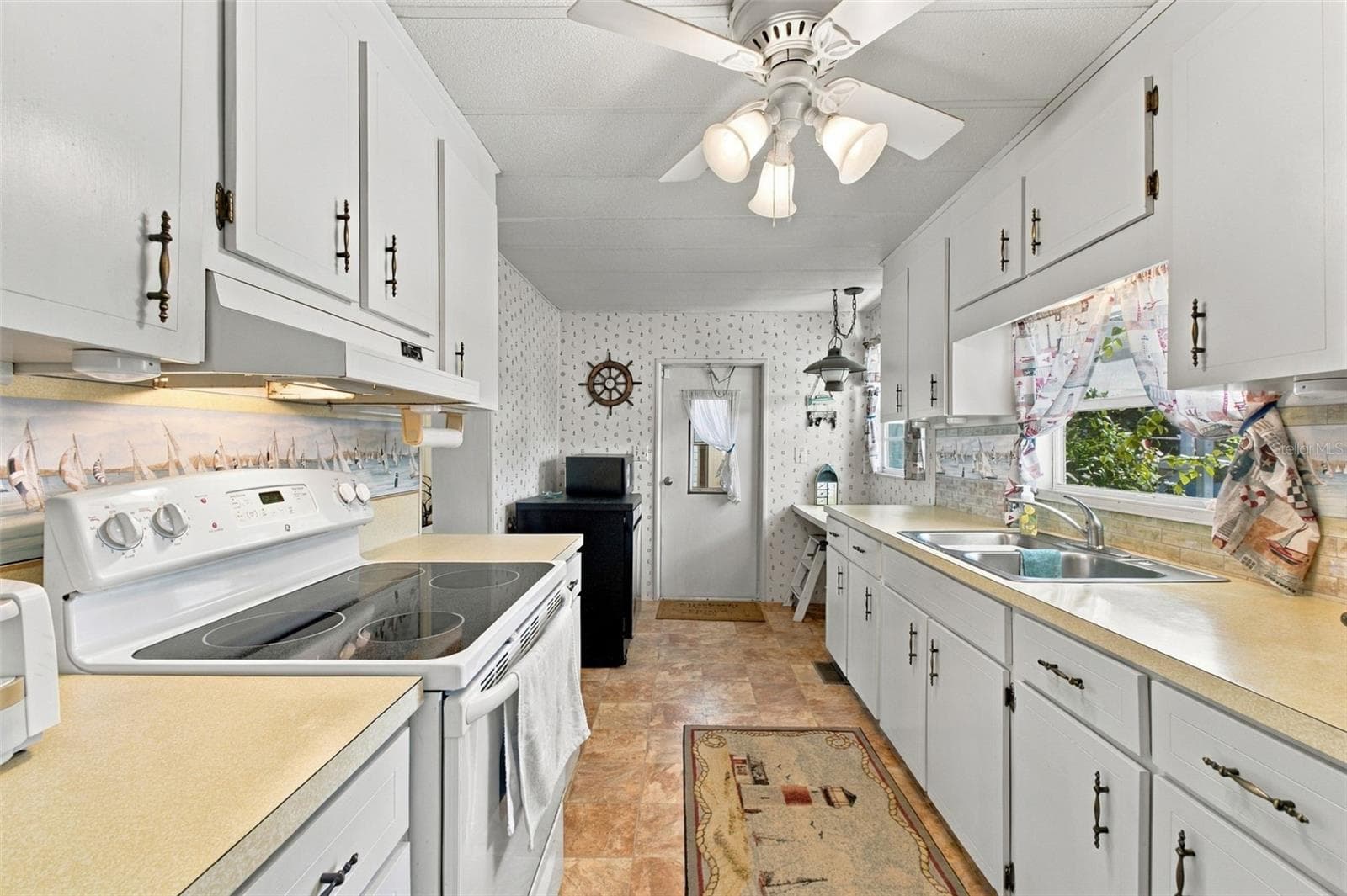 Mobile Home at 6439 THERESA AVE, WEEKI WACHEE, photo 10 of 40