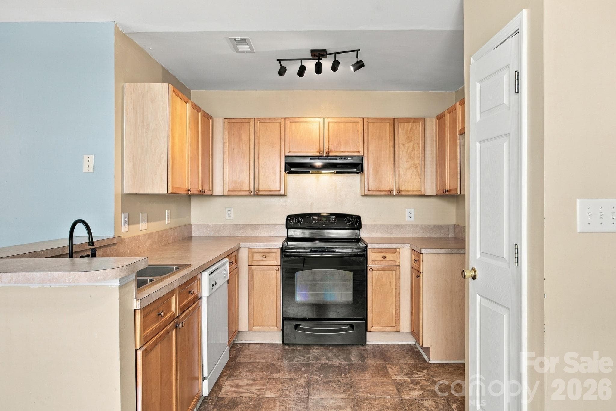 Single Family Residence at 4706 Bomar Drive, Charlotte, photo 8 of 27