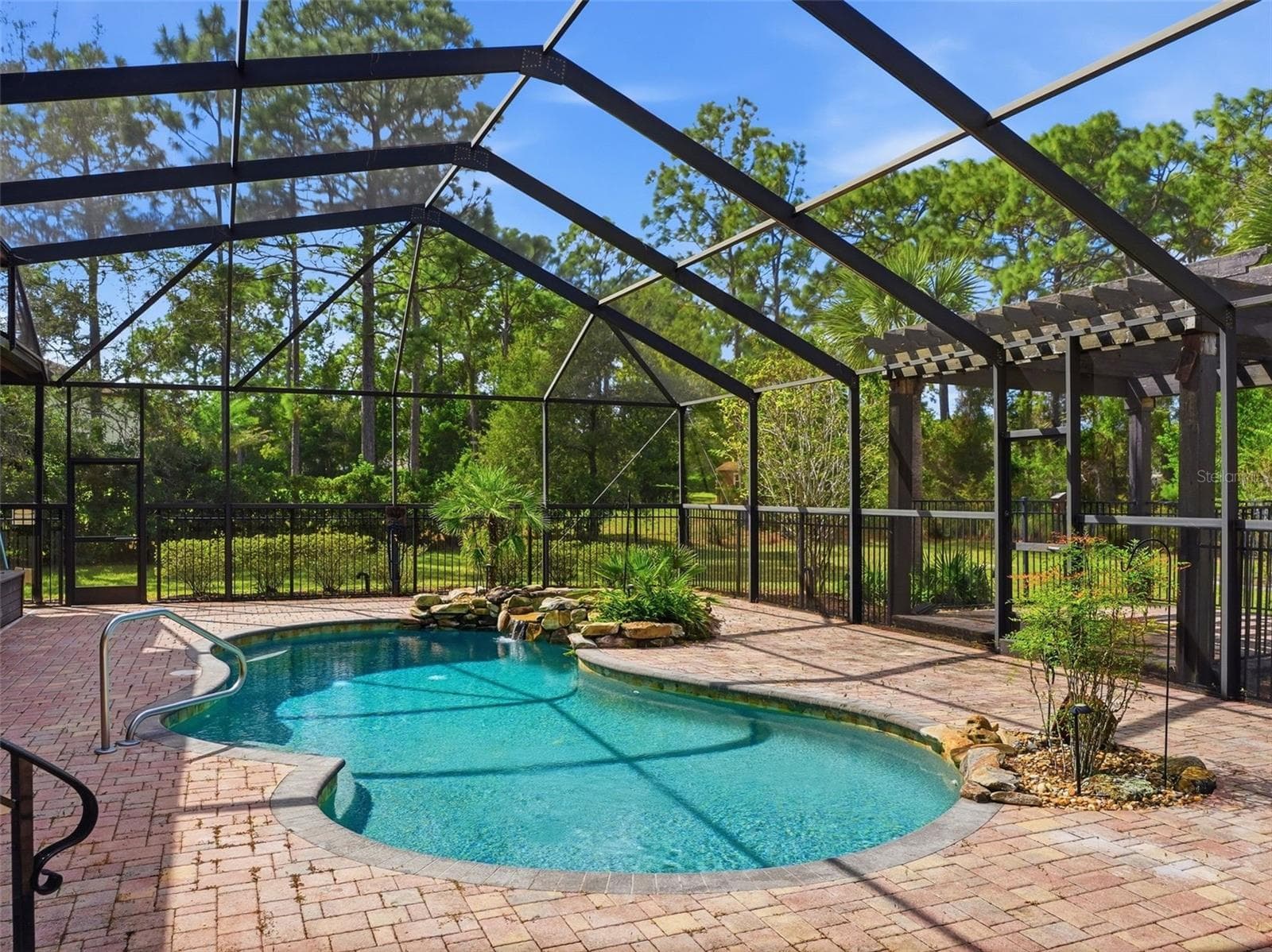 Brick paver pool deck with high screen enclosure! - 9313 HERNANDO RIDGE RD, WEEKI WACHEE